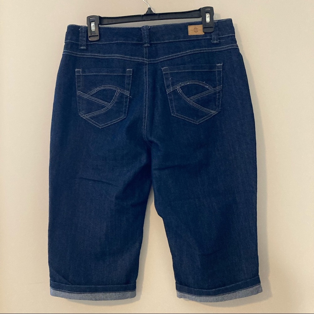 Bandolino Ladies Size 8 Dark Denim Stretch Capri, Like New